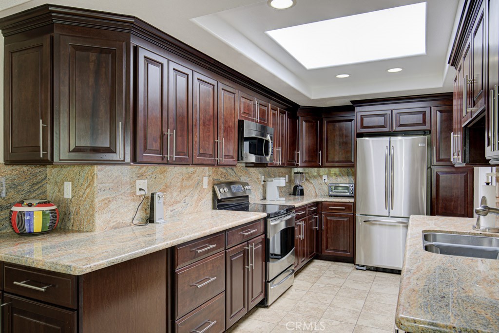 Another view of the kitchen. Additional kitchen features include soft-close drawers and cabinet doors, pull-out drawers, - 5516 Paseo Del Lago W A, Laguna Woods CA 92637 - photo 9