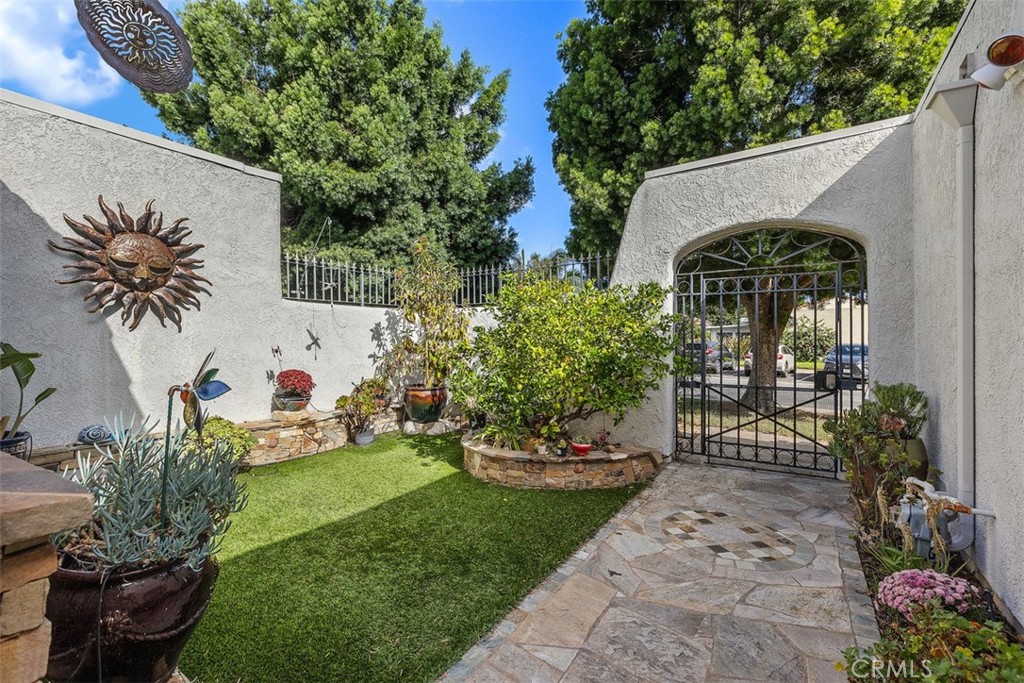 FRONT COURTYARD GARDEN W/ASTROTURF - 5522 Via La Mesa B, Laguna Woods CA 92637 - photo 4