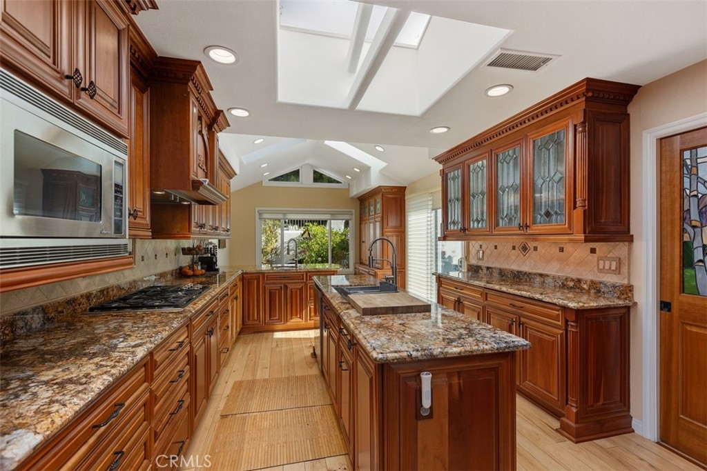 EXTRA LARGE KITCHEN BOASTING 16 CUPBOARDS AND 21 SELF-CLOSING DRAWERS - 5522 Via La Mesa B, Laguna Woods CA 92637 - photo 17