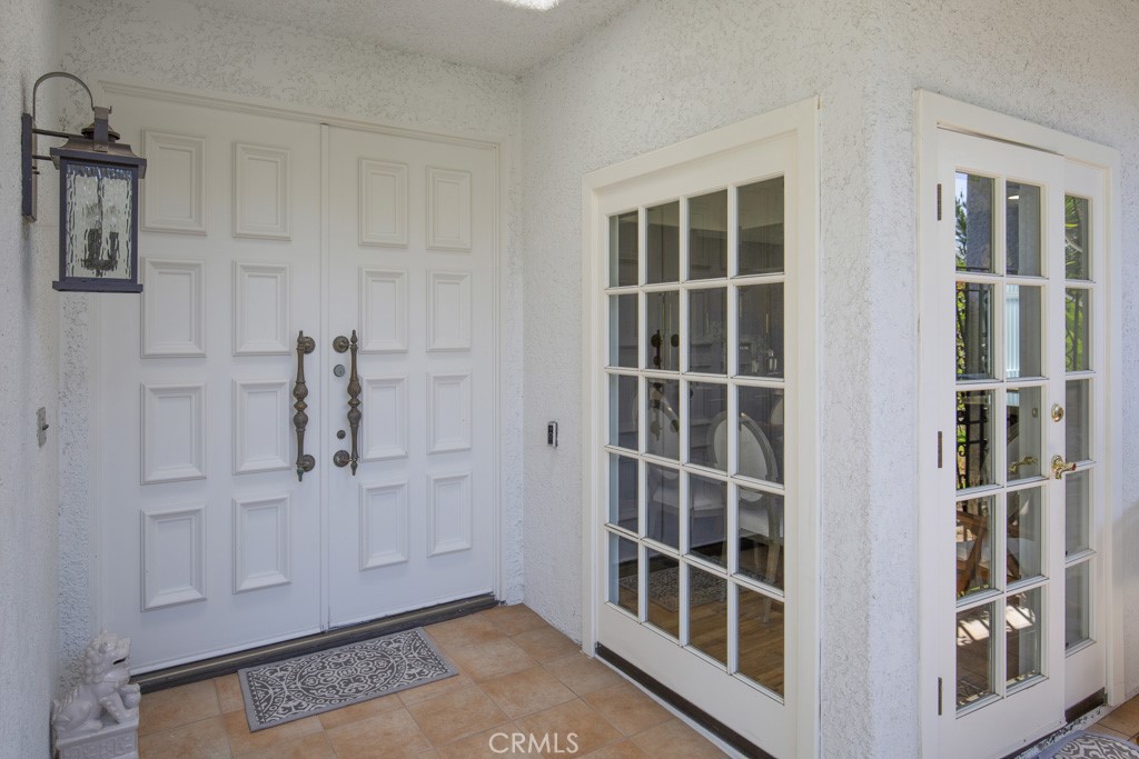 Double door entry into the residence. Separate entry into the breakfast nook in the kitchen can be seen at far right. - 5553 Rayo Del Sol B, Laguna Woods CA 92637 - photo 4