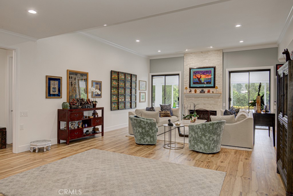 Spacious living room allows for various configurations of your largest furnishings. This room boasts 11' ceilings and a - 5553 Rayo Del Sol B, Laguna Woods CA 92637 - photo 6