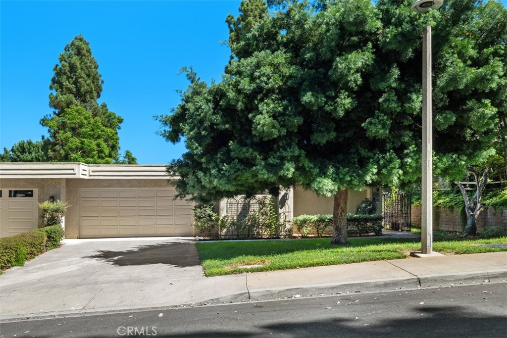 Laguna Woods Living at its Best! - 5581 Via Dicha B, Laguna Woods CA 92637 - photo 1