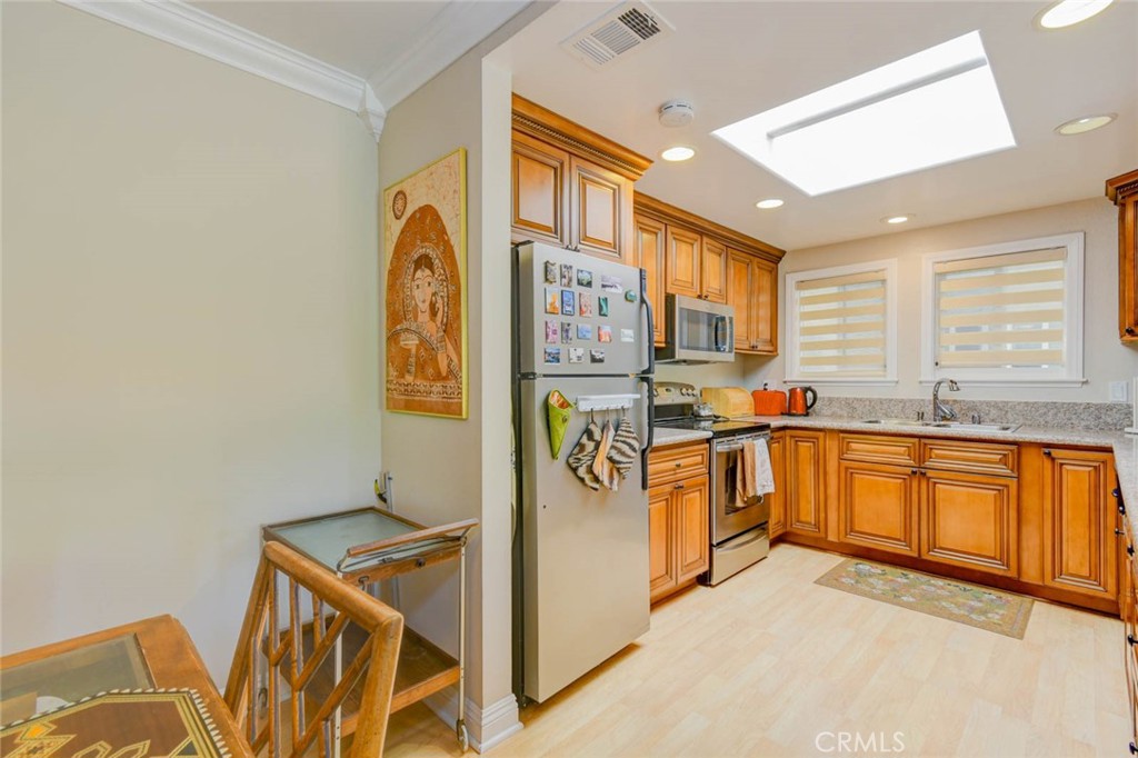LIGHT & BRIGHT KITCHEN! - 633 Avenida Sevilla O, Laguna Woods CA 92637 - photo 17