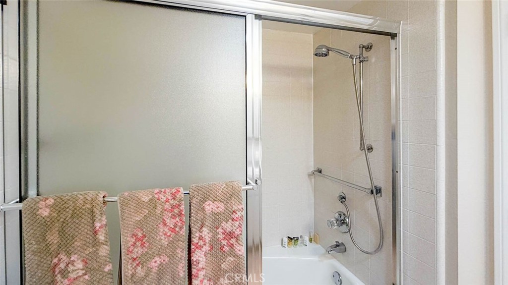 HALLWAY BATHROOM W TUB/SHOWER - 633 Avenida Sevilla O, Laguna Woods CA 92637 - photo 21