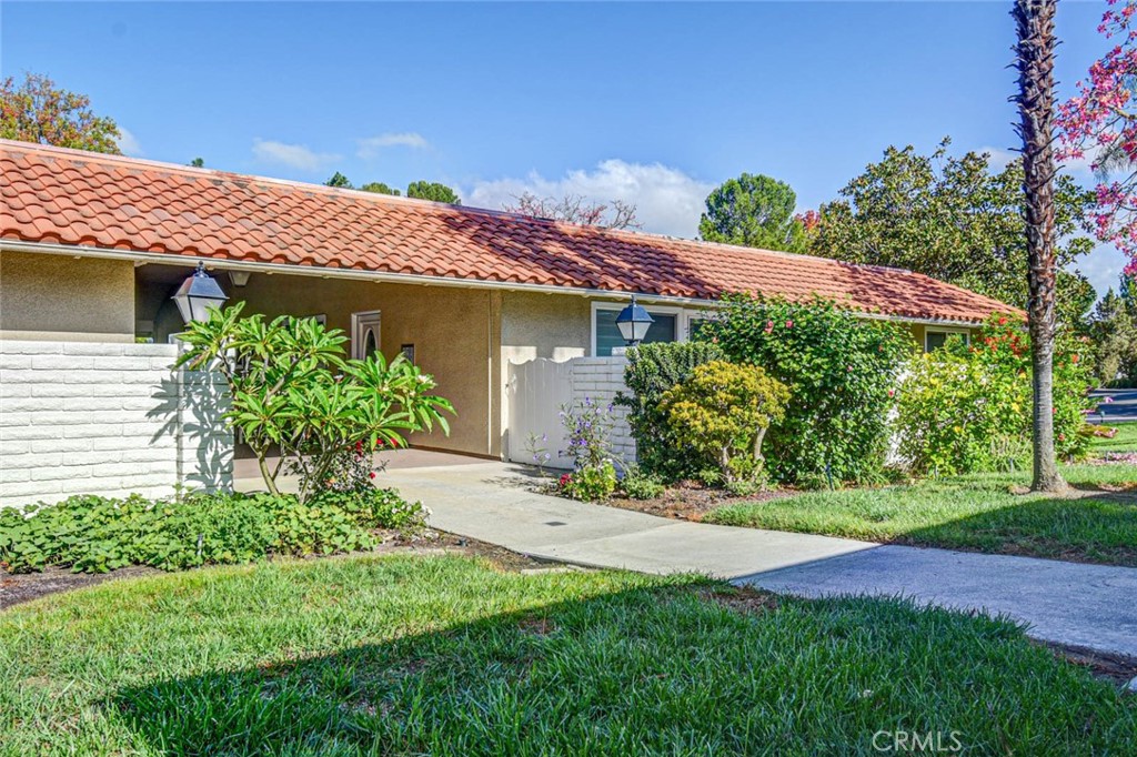 SIDEWALK (NO STAIRS) TO CARPORT FROM FRONT DOOR - 633 Avenida Sevilla O, Laguna Woods CA 92637 - photo 42