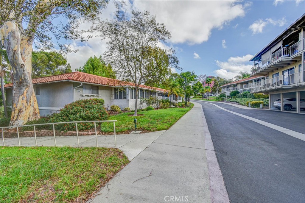 ENTRANCE TO BEAUTIFUL WALK ON STREET BELOW - 633 Avenida Sevilla O, Laguna Woods CA 92637 - photo 45