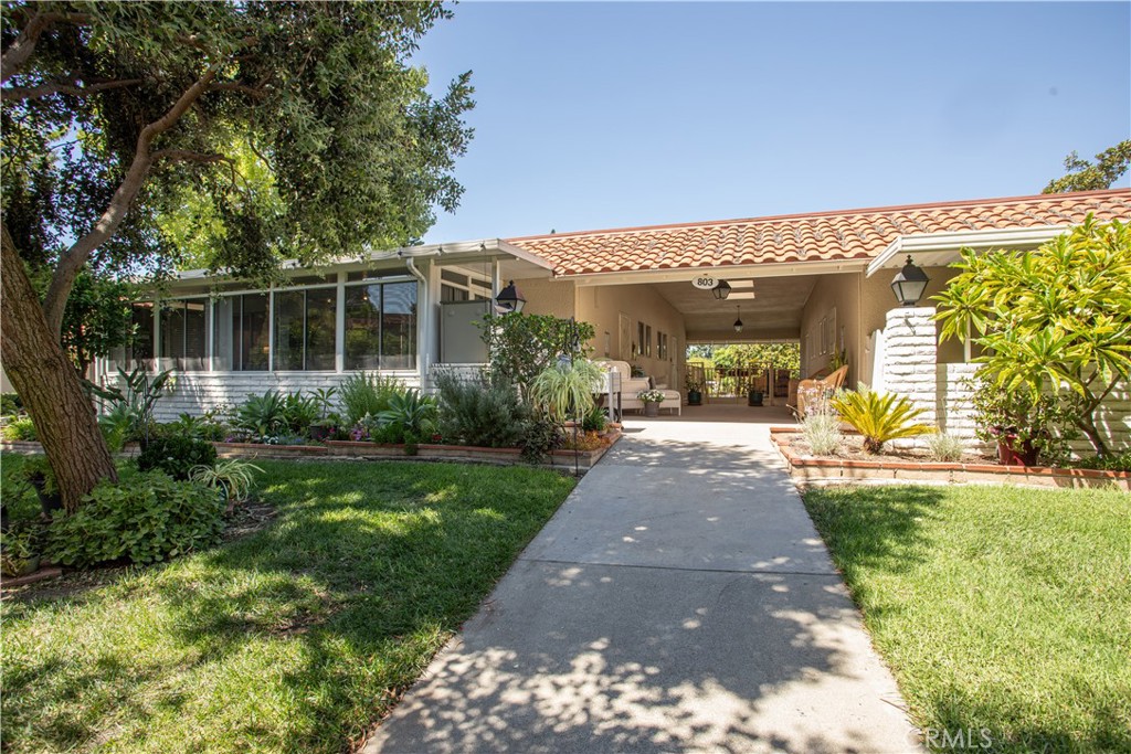 Lush landscaping greets you as you walk up to the home. - 803 Ronda Mendoza Q, Laguna Woods CA 92637 - photo 1