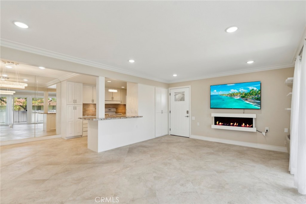 LIGHT AND BRIGHT AND OPEN FLOORPLAN - 879 Via Mendoza B, Laguna Woods CA 92637 - photo 1