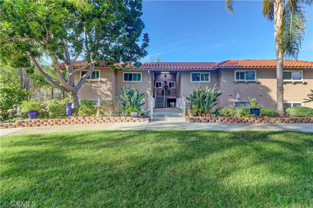 FRONT ENTRANCE UPSTAIRS on RIGHT - 881 Via Mendoza O, Laguna Woods CA 92637 - photo 1