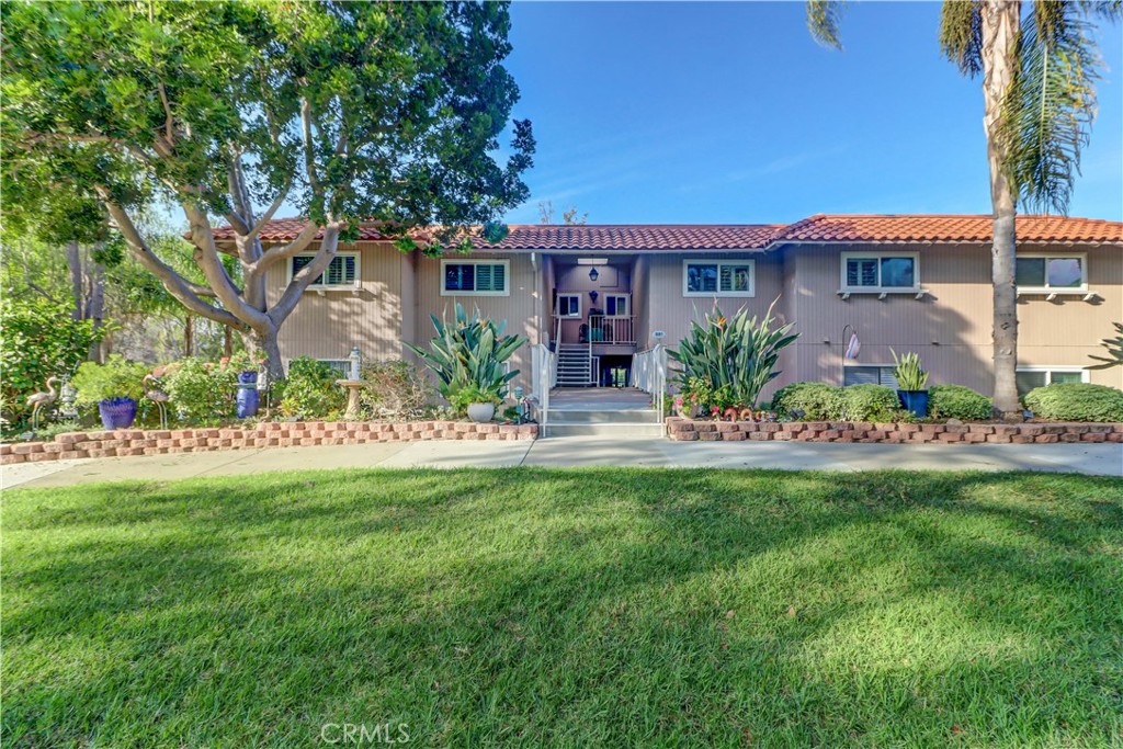 FRONT ENTRANCE UPSTAIRS on RIGHT - 881 Via Mendoza O, Laguna Woods CA 92637 - photo 1