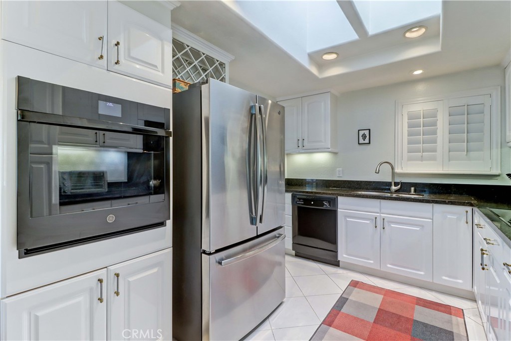 KITCHEN-SKYLIGHT, TILE FLOORING & NEWER APPPLIANCES - 881 Via Mendoza O, Laguna Woods CA 92637 - photo 4