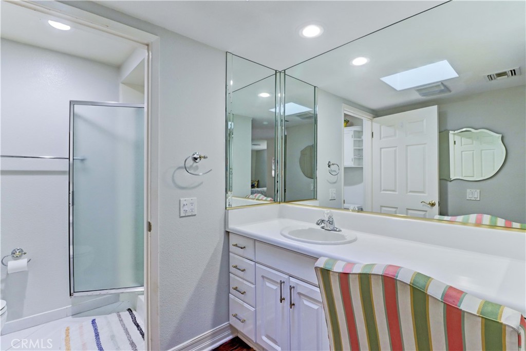 EN SUITE BATHROOM IN PRIMARY BEDROOM - 881 Via Mendoza O, Laguna Woods CA 92637 - photo 31