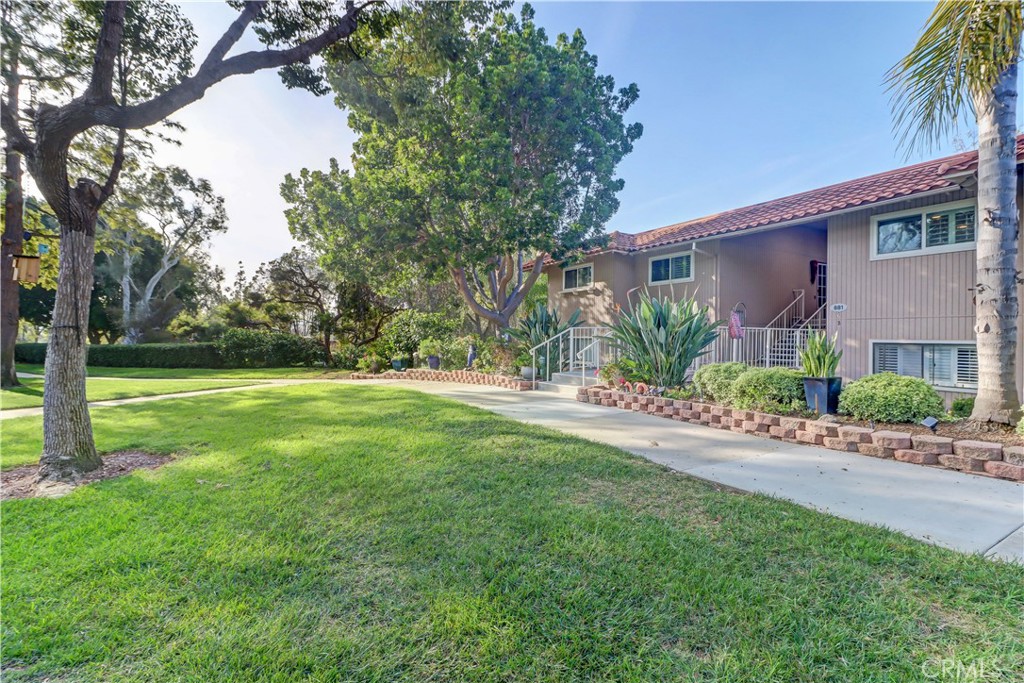 GREENBELT IN FRONT OF 881 BLDG - 881 Via Mendoza O, Laguna Woods CA 92637 - photo 34