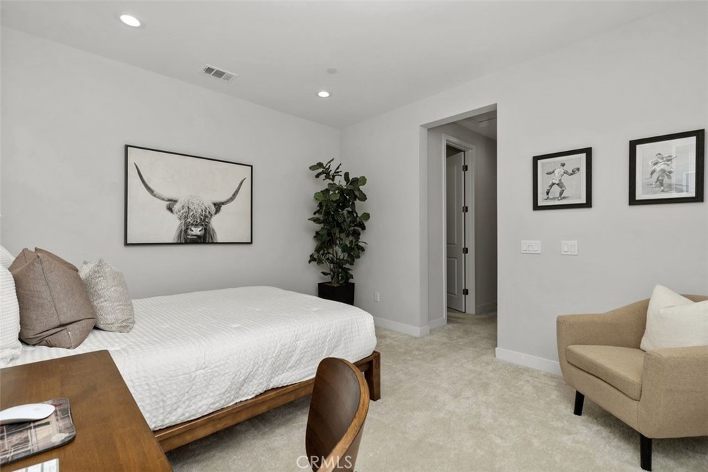 Upstairs bedroom suite #2 - 111 Edna Parkway, Lake Forest CA 92630 - photo 29