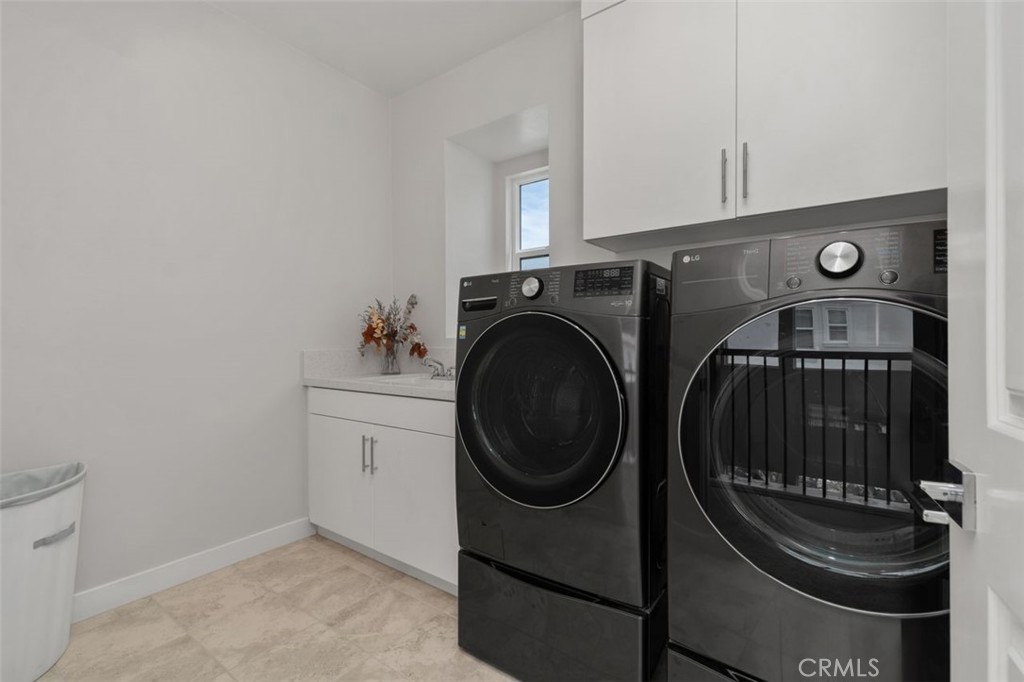 Laundry with a sink - 111 Edna Parkway, Lake Forest CA 92630 - photo 33