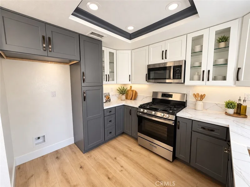 21156 Gladiolos, Lake Forest