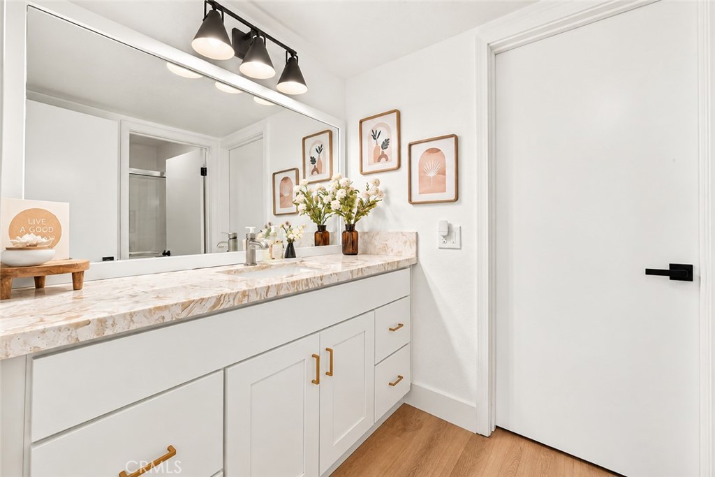 Downstairs Ensuite Bath / Guest Bath - 22145 Pheasant Street, Lake Forest CA 92630 - photo 30