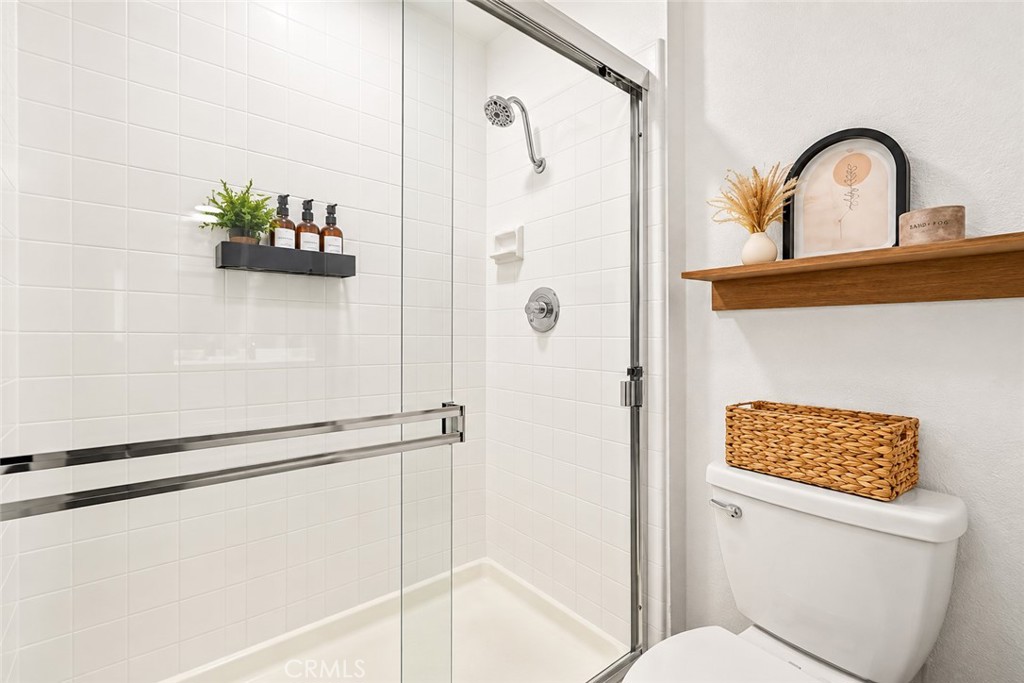 Downstairs Ensuite Bath / Guest Bath - 22145 Pheasant Street, Lake Forest CA 92630 - photo 31
