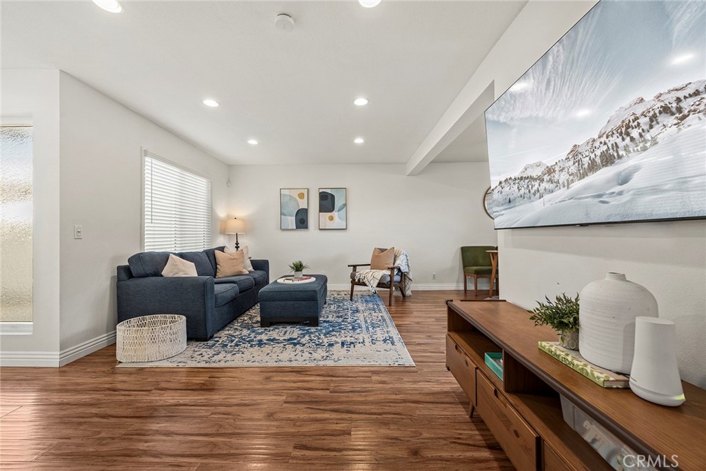 Large livingroom - 22946 Moonstone, Lake Forest CA 92630 - photo 6