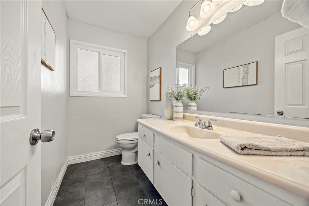 Large Guest Bathroom - 22946 Moonstone, Lake Forest CA 92630 - photo 11