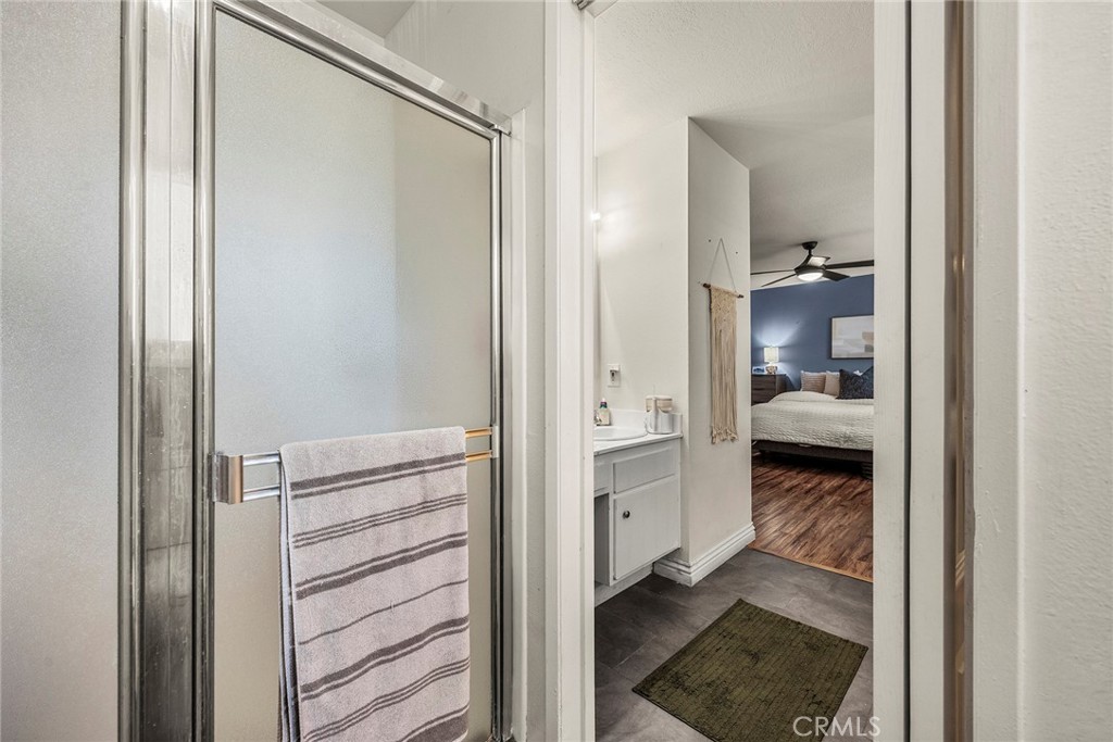 Private shower - 22946 Moonstone, Lake Forest CA 92630 - photo 16