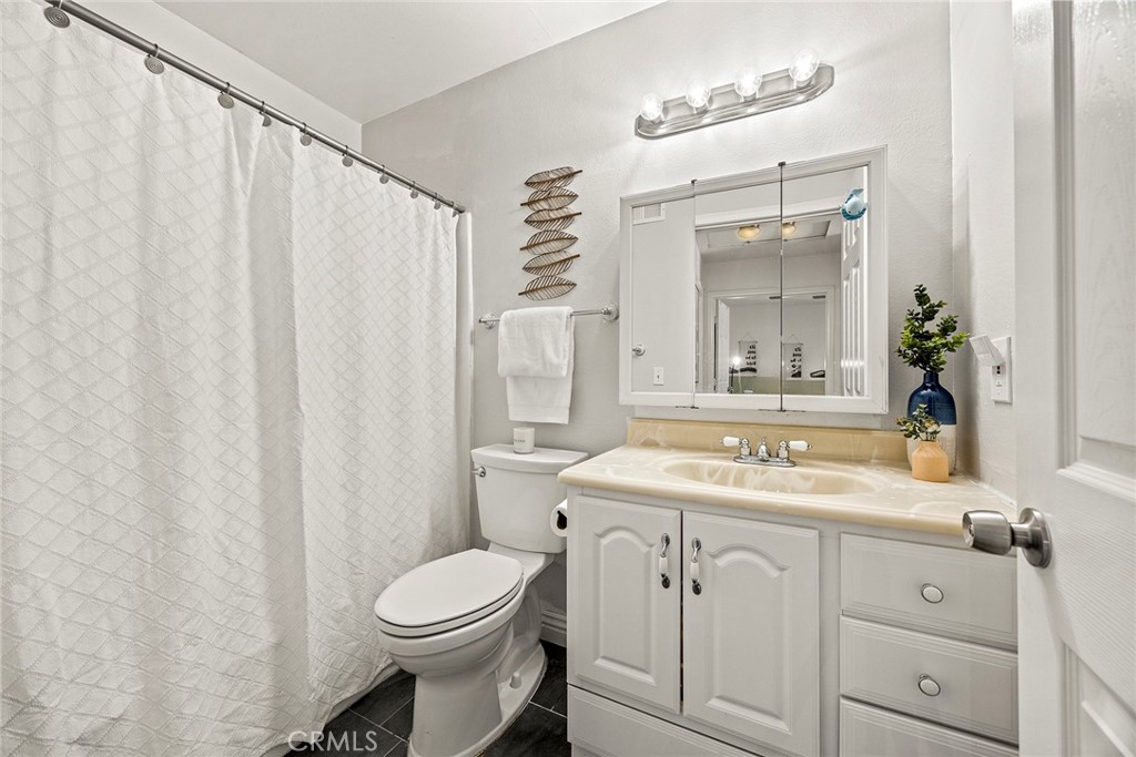 Upstairs Hall Bath - 22946 Moonstone, Lake Forest CA 92630 - photo 19