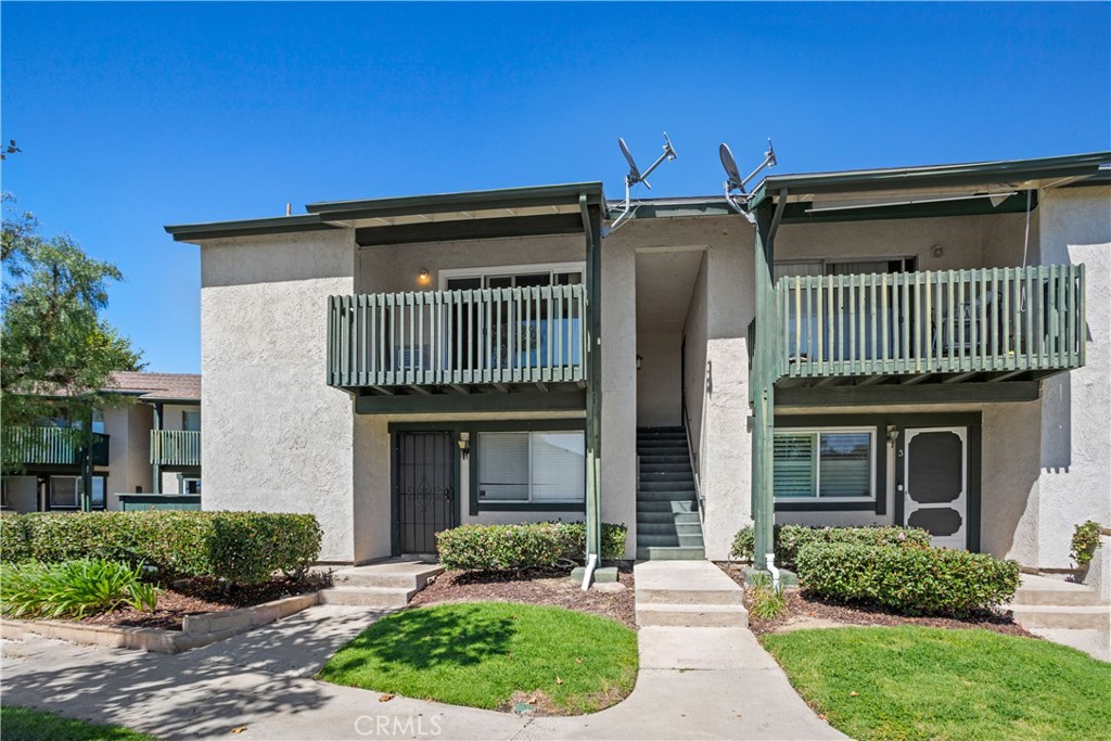 23232 orange av 2, Lake Forest CA 92630 - photo 1