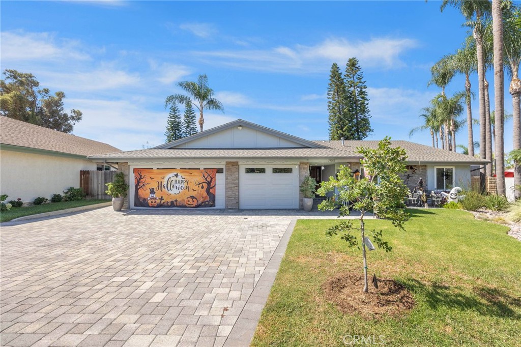 3-car garage and pavers for driveway - 24382 Corta Cresta, Lake Forest CA 92630 - photo 2