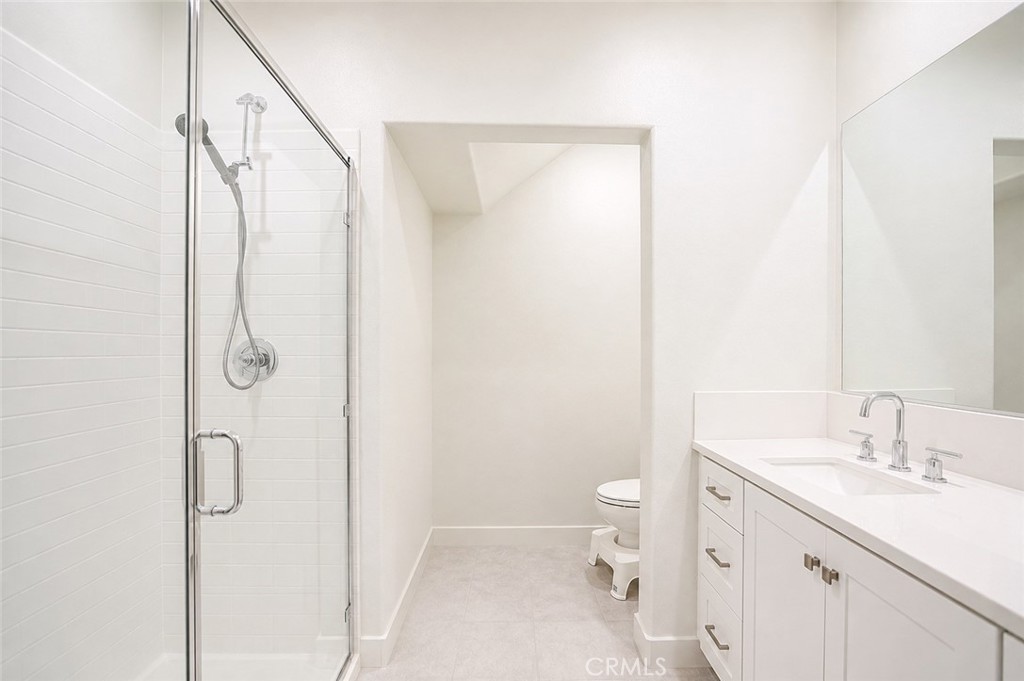 Level 1 Full Bathroom - 244 Siena, Lake Forest CA 92630 - photo 19