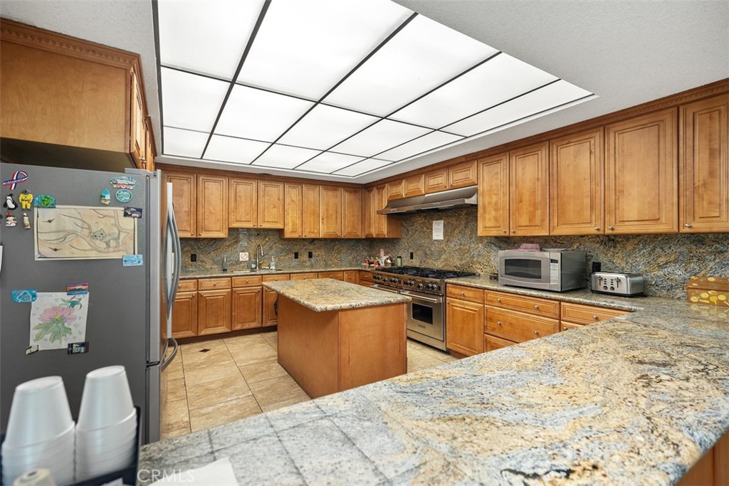 Large kitchen and bar area. - 24701 Raymond Way 135, Lake Forest CA 92630 - photo 40