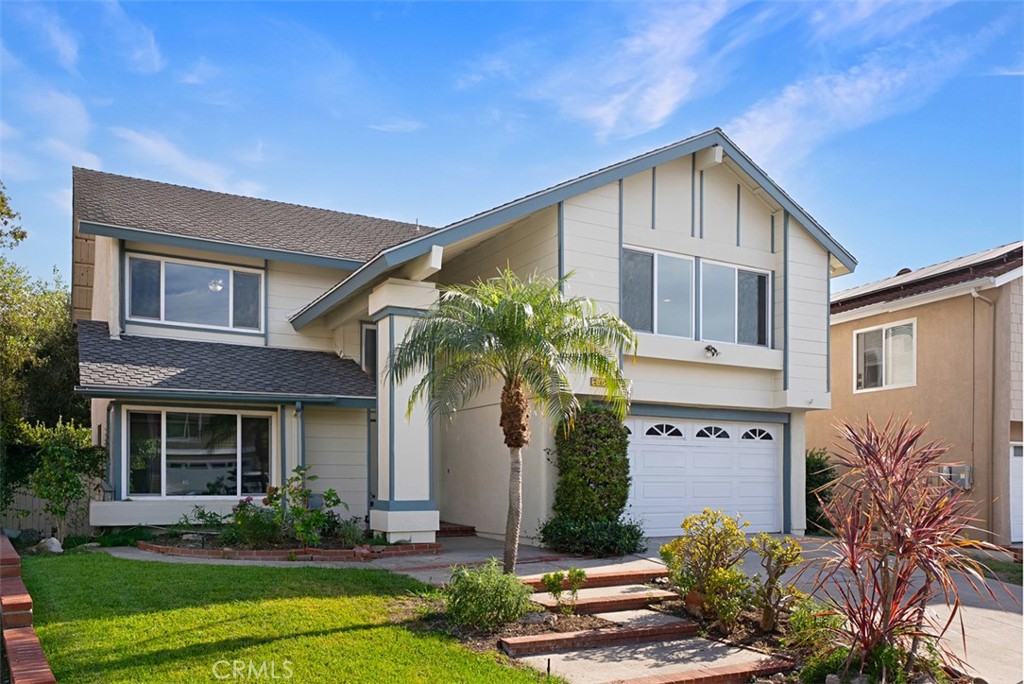Freshly painted 4 bedroom, 3 bathrooms with a huge bonus room & located along the Serrano Creek walking & biking trail. - 24712 Via Del Rio, Lake Forest CA 92630 - photo 2
