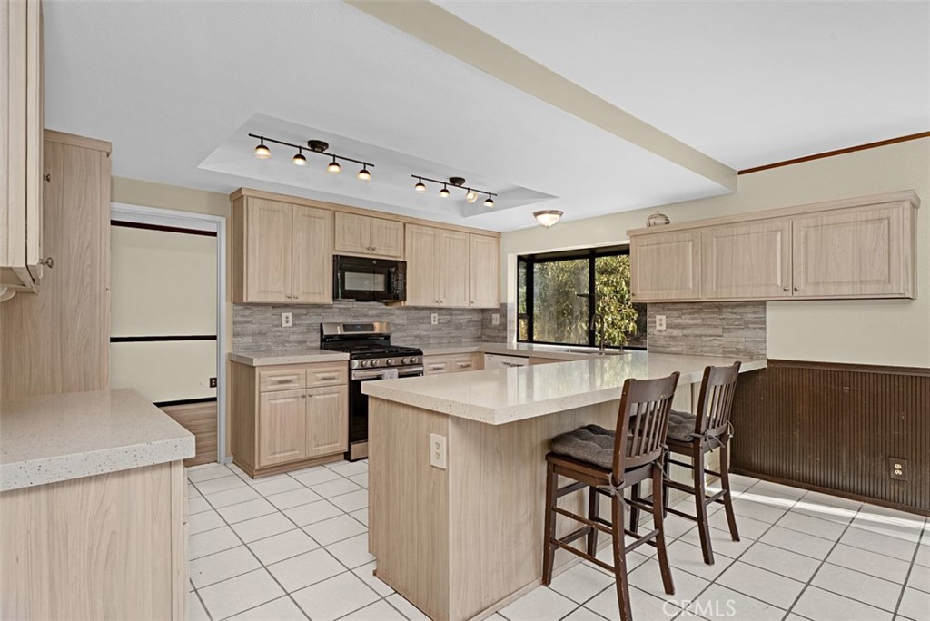Beautiful remodeled kitchen! - 24712 Via Del Rio, Lake Forest CA 92630 - photo 8