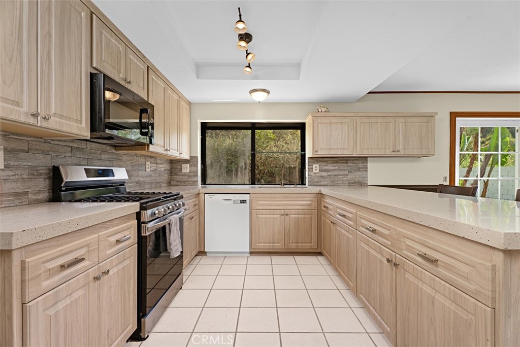 Enjoy cooking your family meals in this remodeled kitchen. - 24712 Via Del Rio, Lake Forest CA 92630 - photo 9
