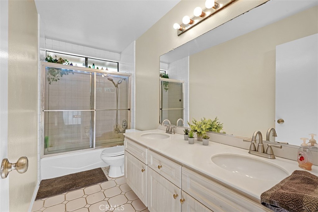 Upstairs hallway bathroom. - 24712 Via Del Rio, Lake Forest CA 92630 - photo 17
