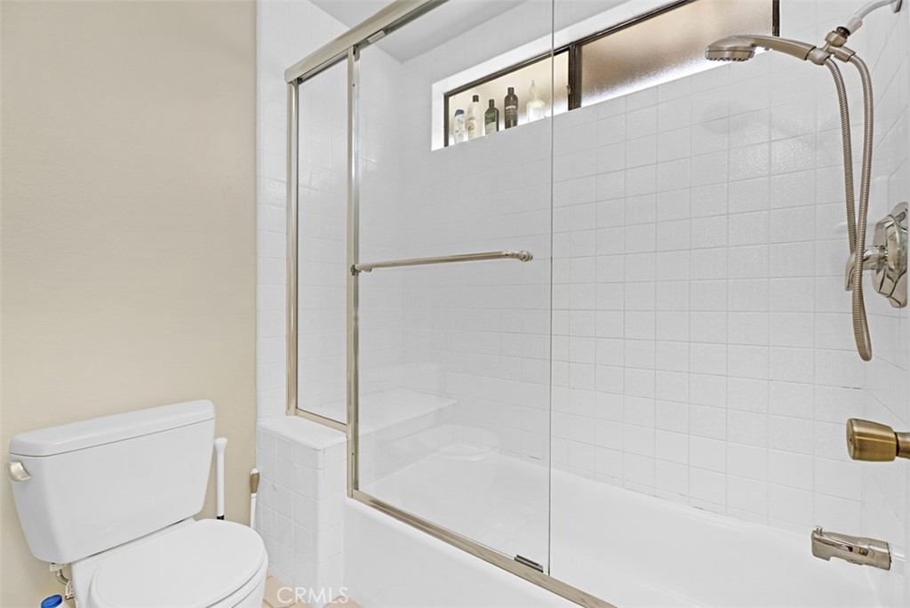 Upstairs hallway bathtub & shower with new fixtures. - 24712 Via Del Rio, Lake Forest CA 92630 - photo 18