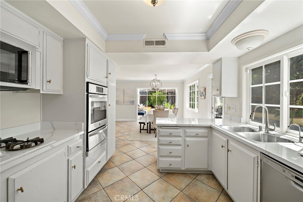 25042 Greenbay Drive, Lake Forest CA 92630 - photo 5