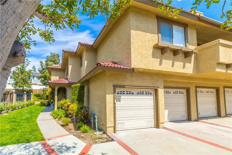 25261 Tanoak, Lake Forest