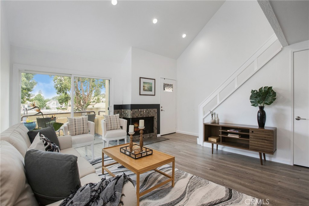 Stunning Lake Forest condo with fresh paint & high ceilings - 25712 Le Parc 40, Lake Forest CA 92630 - photo 1