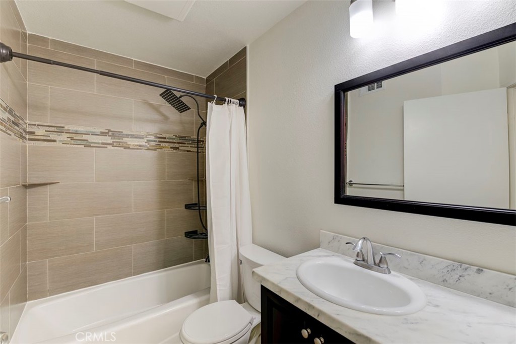Full bathroom - all freshly painted - 29012 Canyon Ridge 120, Lake Forest CA 92679 - photo 7