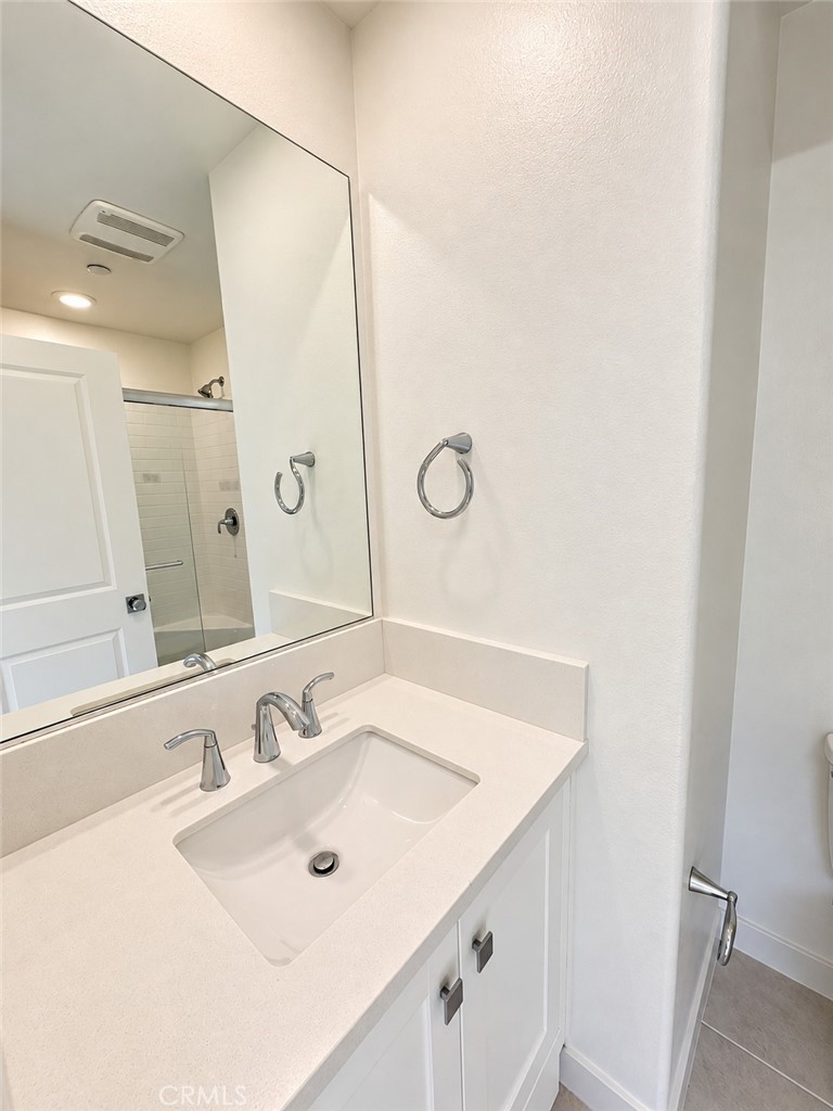 First Floor En Suite Bathroom - 383 Bellver, Lake Forest CA 92630 - photo 5