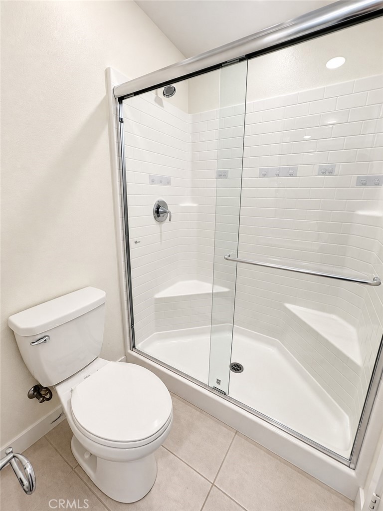 First Floor En Suite Bathroom - 383 Bellver, Lake Forest CA 92630 - photo 6