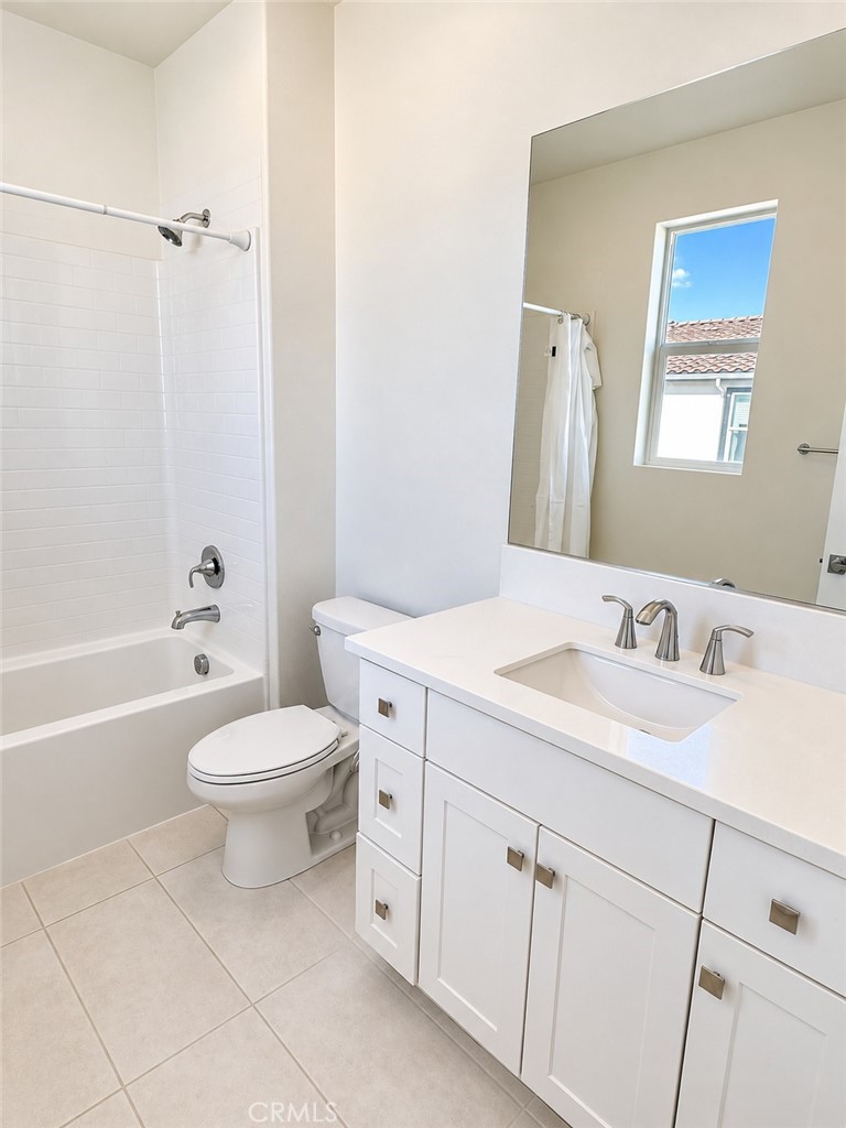 3rd Floor Secondary En Suite Bathroom - 383 Bellver, Lake Forest CA 92630 - photo 26