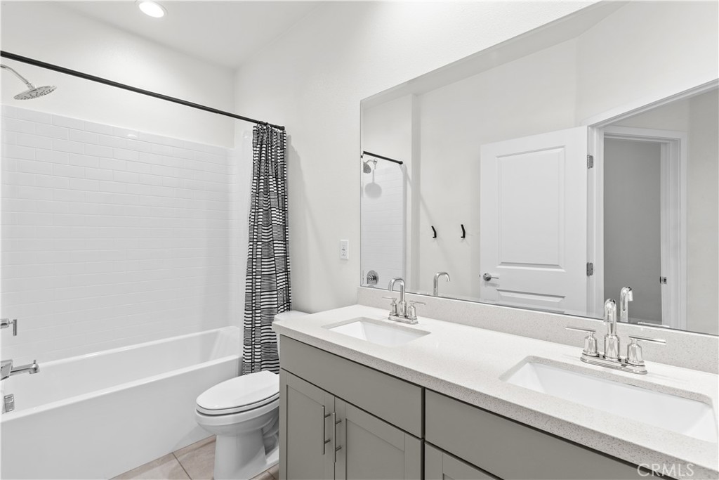 3rd level full bathroom - 604 White Oaks, Lake Forest CA 92610 - photo 22