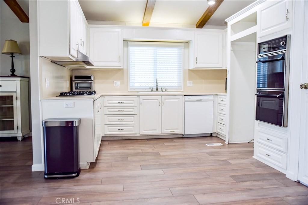 Kitchen - 10681 Oak 64, Los Alamitos CA 90720 - photo 12