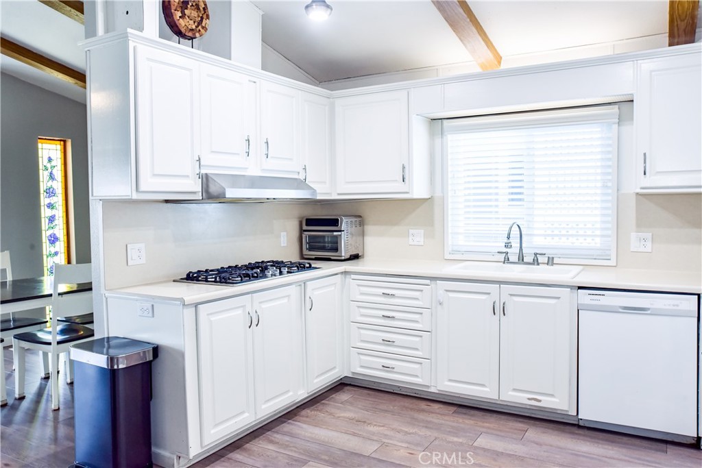 Kitchen - 10681 Oak 64, Los Alamitos CA 90720 - photo 13