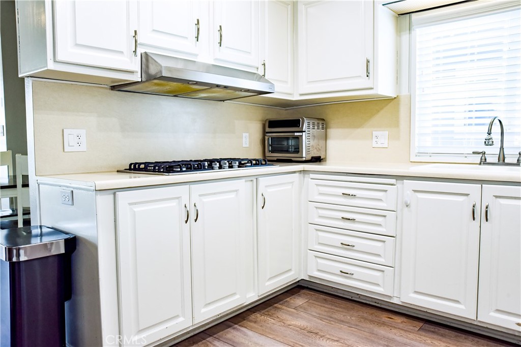 Kitchen - 10681 Oak 64, Los Alamitos CA 90720 - photo 14