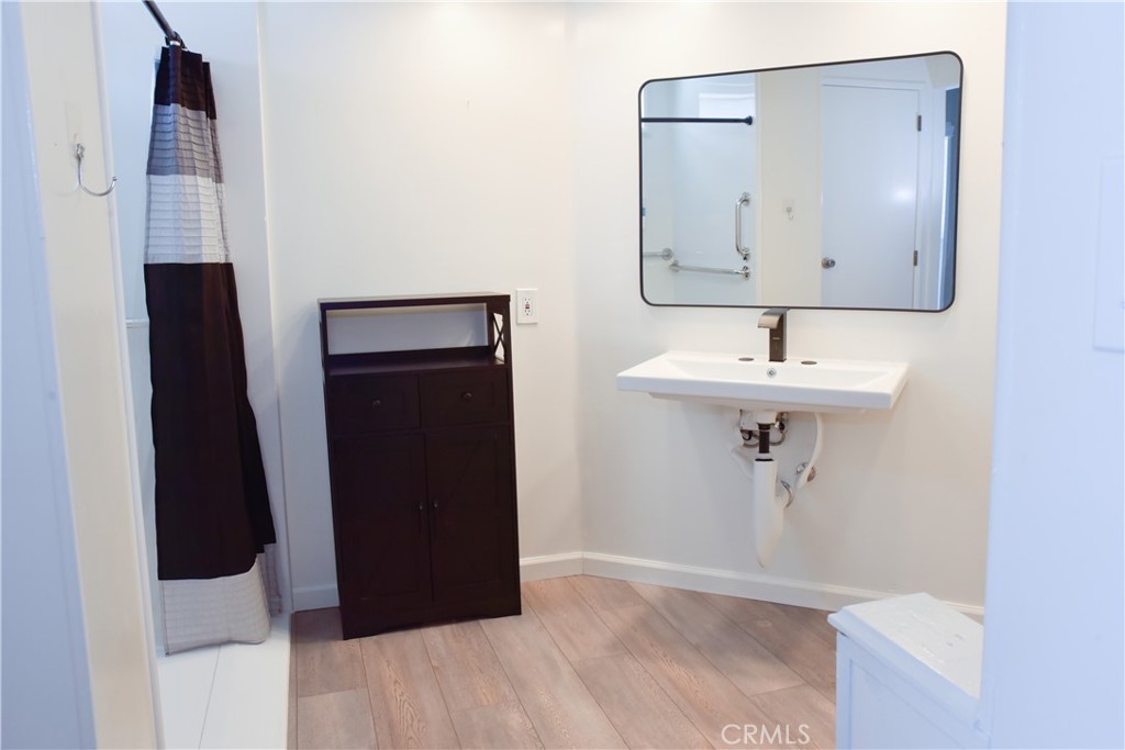 Ensuite - 10681 Oak 64, Los Alamitos CA 90720 - photo 20