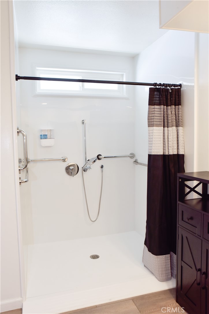 Ensuite - 10681 Oak 64, Los Alamitos CA 90720 - photo 23