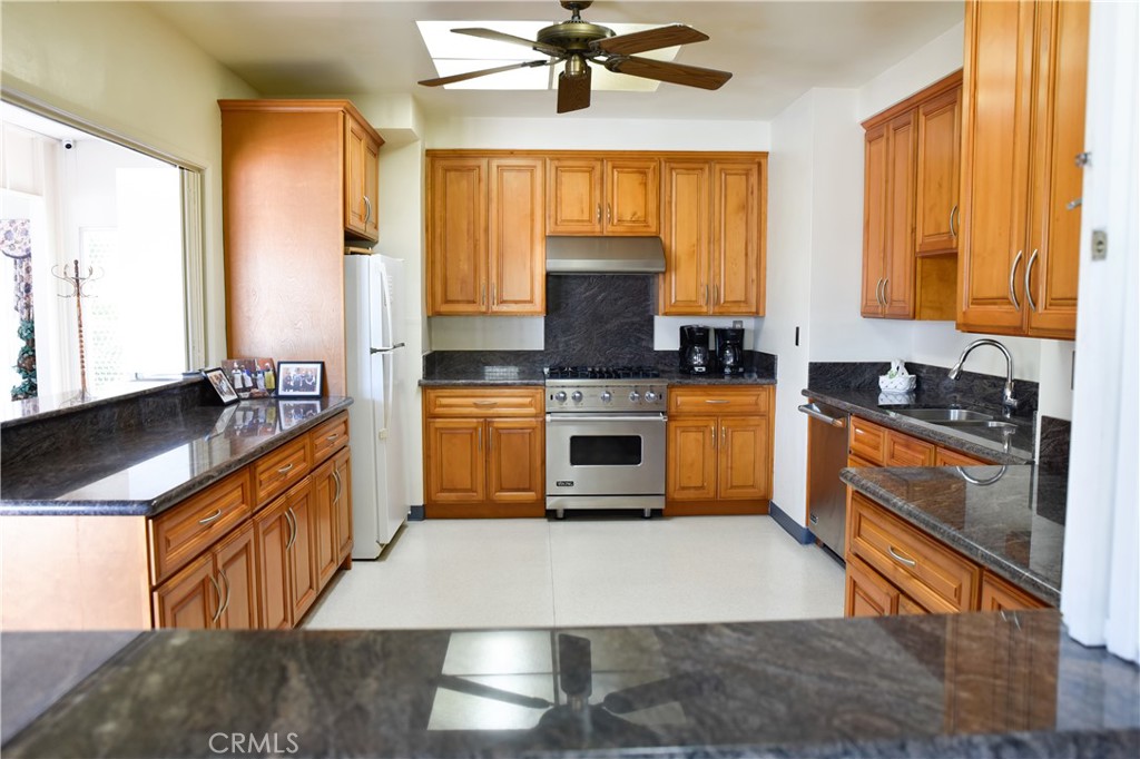 Community Kitchen - 10681 Oak 64, Los Alamitos CA 90720 - photo 37
