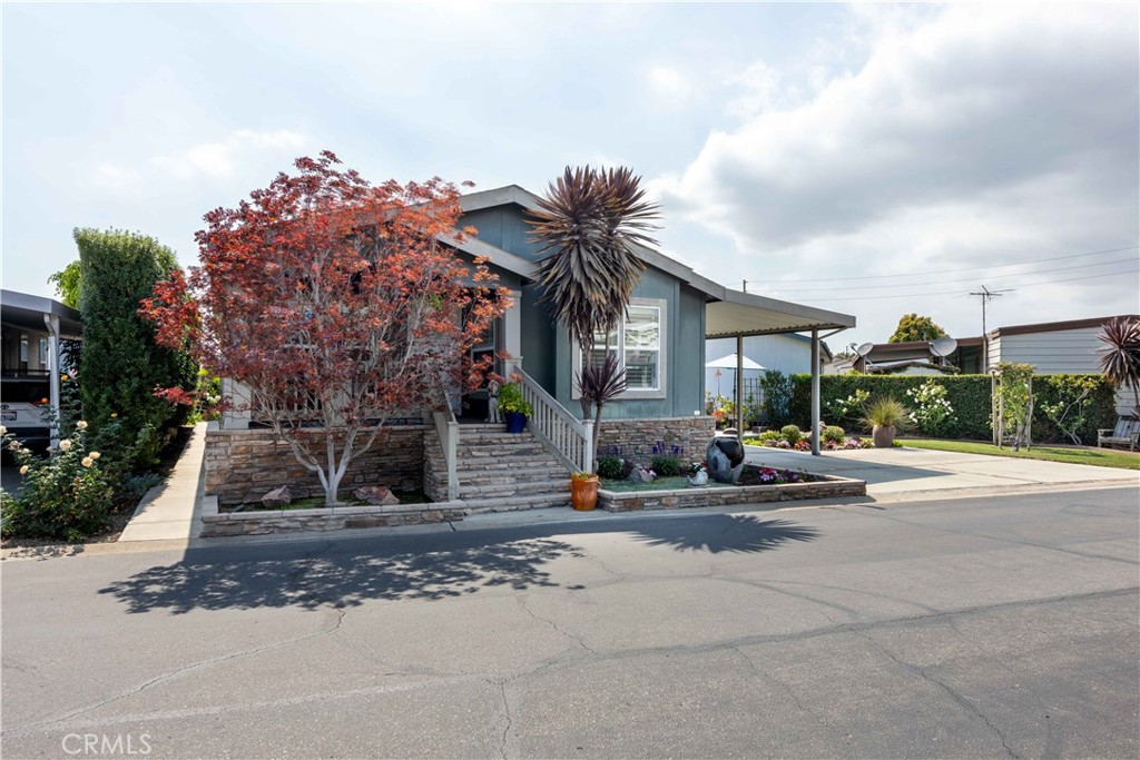 Extra parking for 3 cars - 10681 Oak Street 106, Los Alamitos CA 90720 - photo 4
